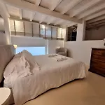 Cozy & Charming Florentine Hideaway By Oteego