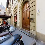 Cozy & Charming Florentine Hideaway By Oteego