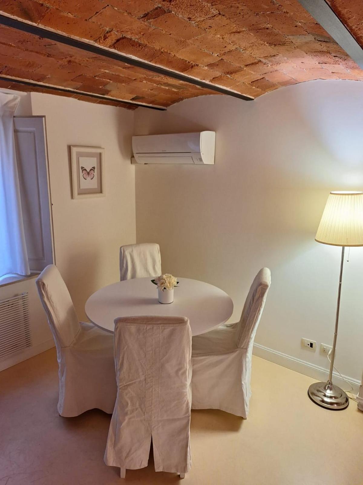 Cozy & Charming Florentine Hideaway By Oteego *