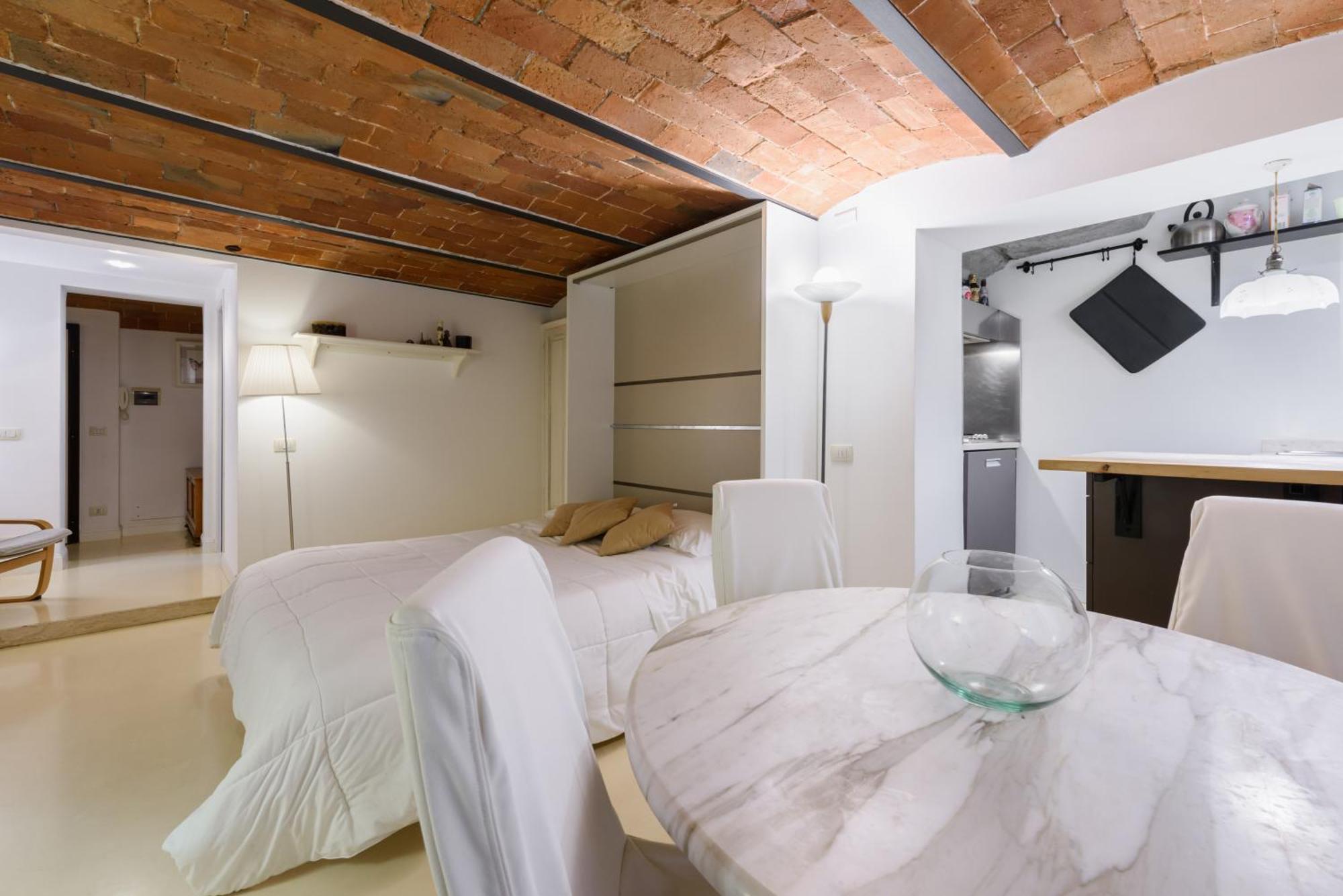 Cozy & Charming Florentine Hideaway By Oteego *